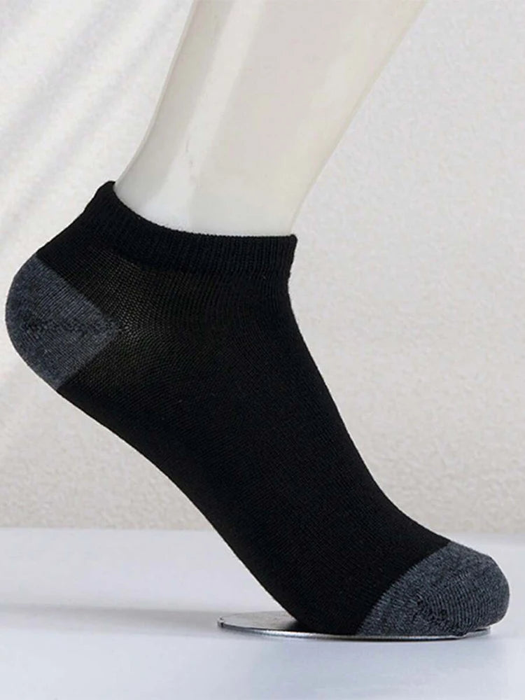 Black and gray ankle socks displayed on a white mannequin leg.