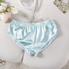 Hellblaue Satin-Runningshorts für Damen mit elastischem Bund, flach auf weißer Oberfläche.