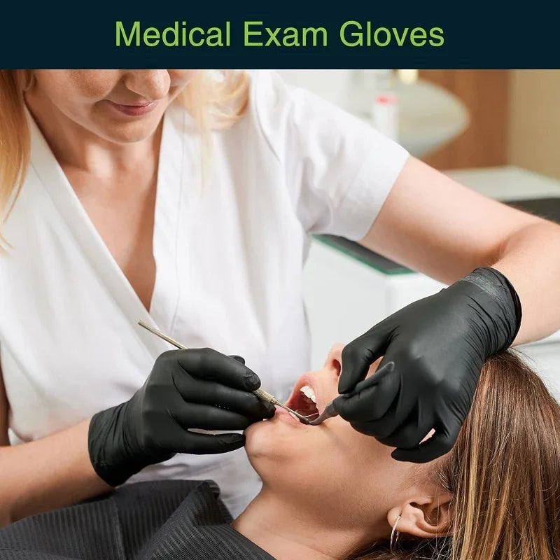 Une personne portant des gants médicaux noirs examine la bouche d'un patient avec un instrument dentaire.
