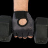 Une main portant des gants de cyclisme et de fitness noirs, respirants et à séchage rapide.