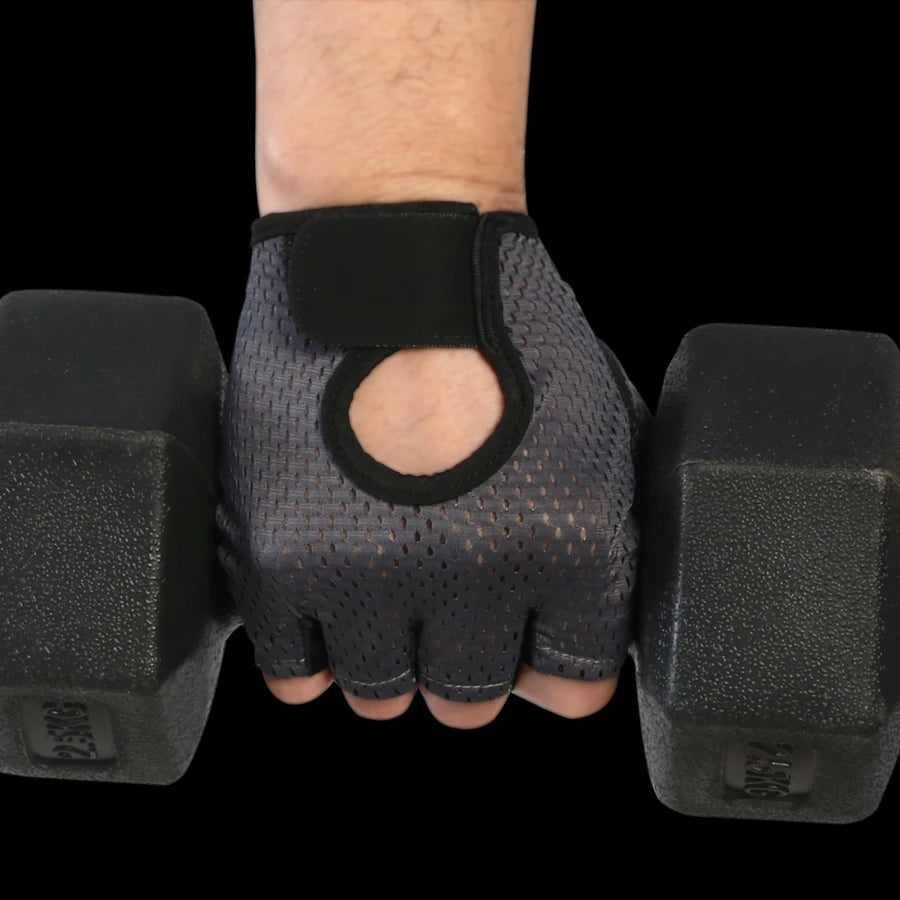 Une main portant des gants de cyclisme et de fitness noirs, respirants et à séchage rapide.