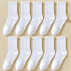 Une rangée de chaussettes en coton/mélange pour hommes, pour le sport et le quotidien, présentées sur un fond clair.