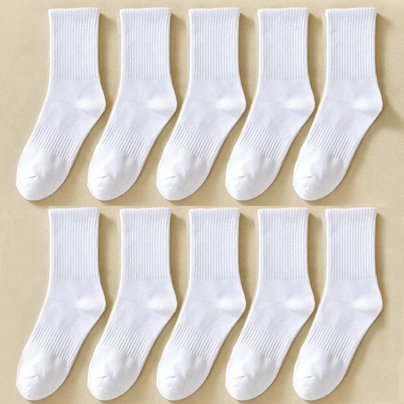 Une rangée de chaussettes en coton/mélange pour hommes, pour le sport et le quotidien, présentées sur un fond clair.