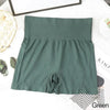 Shorts de fitness sin costuras color verde oliva para mujer, extendidos sobre una superficie blanca.