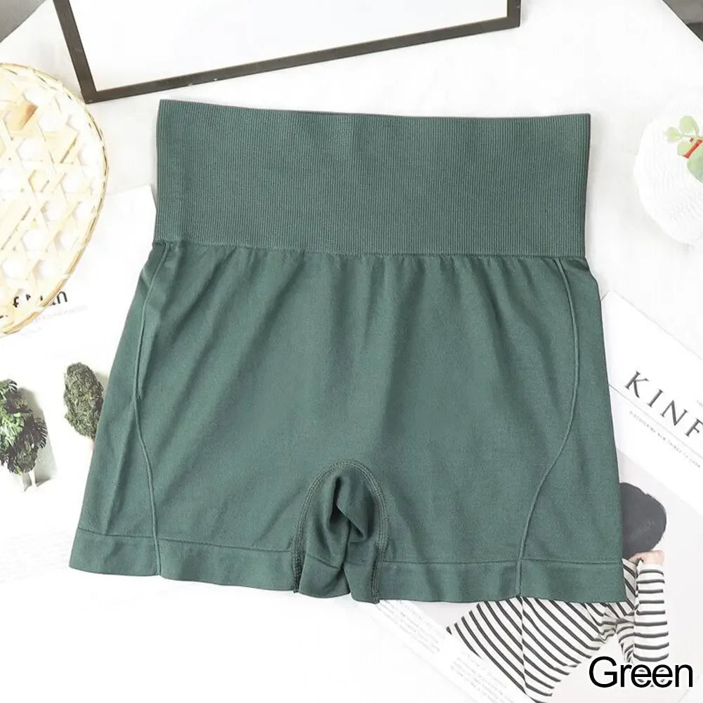 Shorts de fitness sin costuras color verde oliva para mujer, extendidos sobre una superficie blanca.