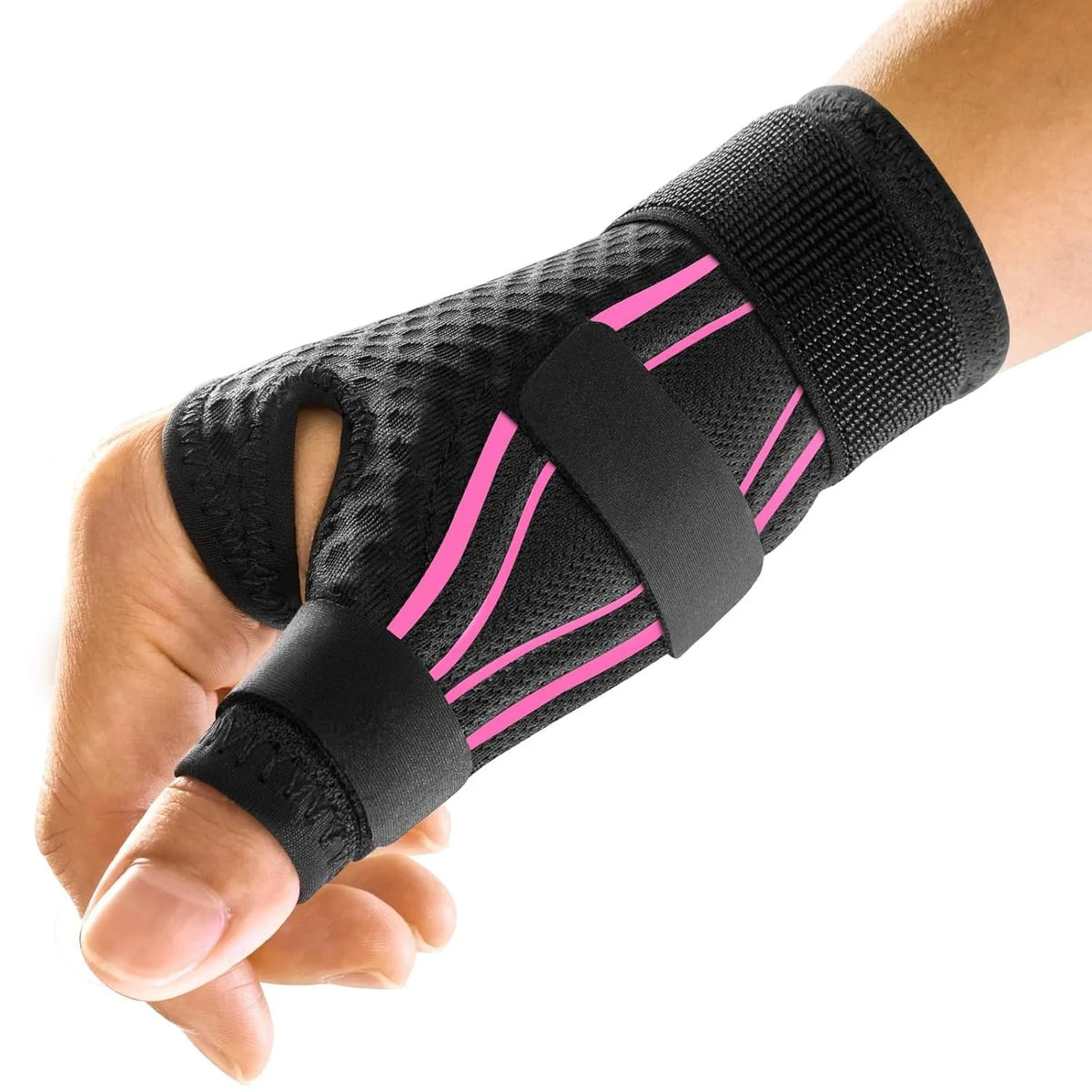 Una mano sostiene una férula ajustable transpirable negra y rosa en la muñeca.