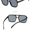Schwarze Vintage-Square-Sonnenbrille mit Anti-Glare, von vorne und seitlich dargestellt.