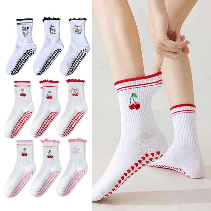 Un ensemble de chaussettes de yoga blanches avec broderies rouges et antidérapantes, présentées dans divers styles.