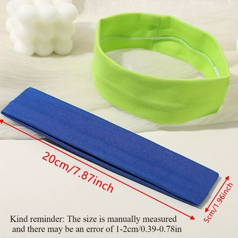 Helles limettengrünes elastisches Stirnband neben einem blauen Stoffriemen mit Größenangaben.