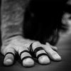 Gros plan photo noir et blanc d'une main avec du ruban élastique sur les doigts