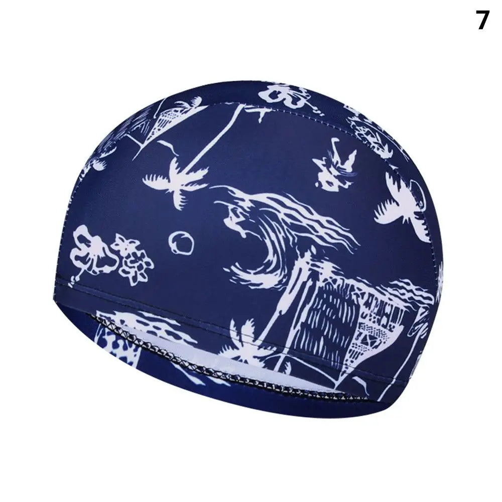 Bonnet de bain bleu foncé avec motif silhouette blanc d'oiseaux et de feuillage.