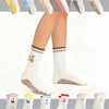 Eine Kollektion von Strick-Yoga- und Fitnesssocken für Damen in verschiedenen Farben und Mustern.
