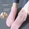 Chaussettes de yoga et fitness en maille respirante rose, portées sur un pied
