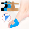 Fuß mit blauem Kinesiologie-Tape an der Fußgewölbe