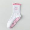 Chaussettes de yoga blanches avec broderies roses de cœurs et un motif de préhension rose