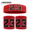 Un set de trois bandeaux et bracelets de sport tricotés rouges avec le numéro 23 en pointage noir.
