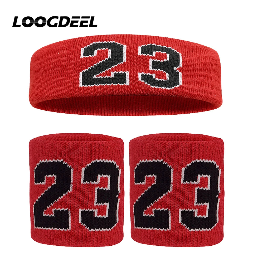 Un set de trois bandeaux et bracelets de sport tricotés rouges avec le numéro 23 en pointage noir.
