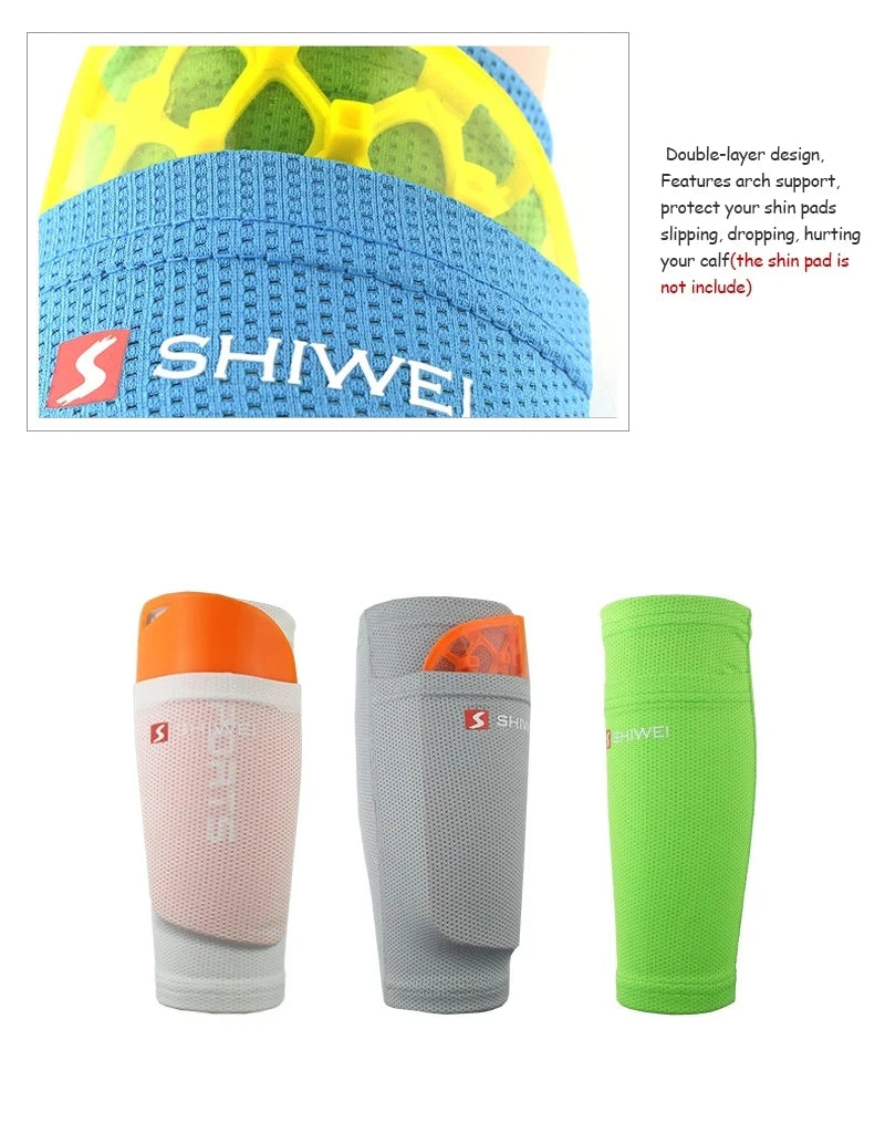 Trois genouillères de soccer colorées en orange, gris et vert lime avec manches confortables.