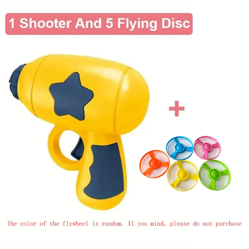 Un pistolet jouet jaune et cinq disques volants sont exposés à côté d'un signe plus.