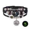 Pulsera de cuero negro con cuentas de plata y madera oscura y un colgante en forma de constelación Escorpio.