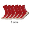 Sechs Paar rote Performance-Anti-Rutsch-Sportsocken in einer Reihe