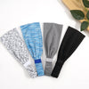 Une collection de quatre bandeaux élastiques sport multi-usage bleus, gris et noirs sont exposés sur une surface blanche.