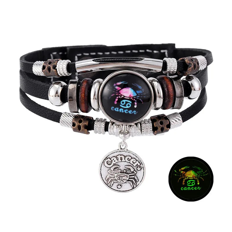 Pulsera de cuero negro con cuentas y un colgante de plata del signo de Cáncer.