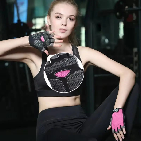 Eine junge Frau modelliert pinke und schwarze, atmungsaktive Anti-Rutsch-Fingerless-Handschuhe für Sportaktivitäten.