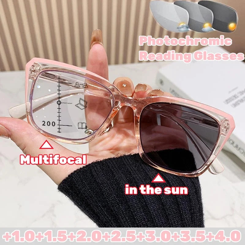 Eine Hand hält eine rosa photochromische multifokale Brille in Sonnenlicht.