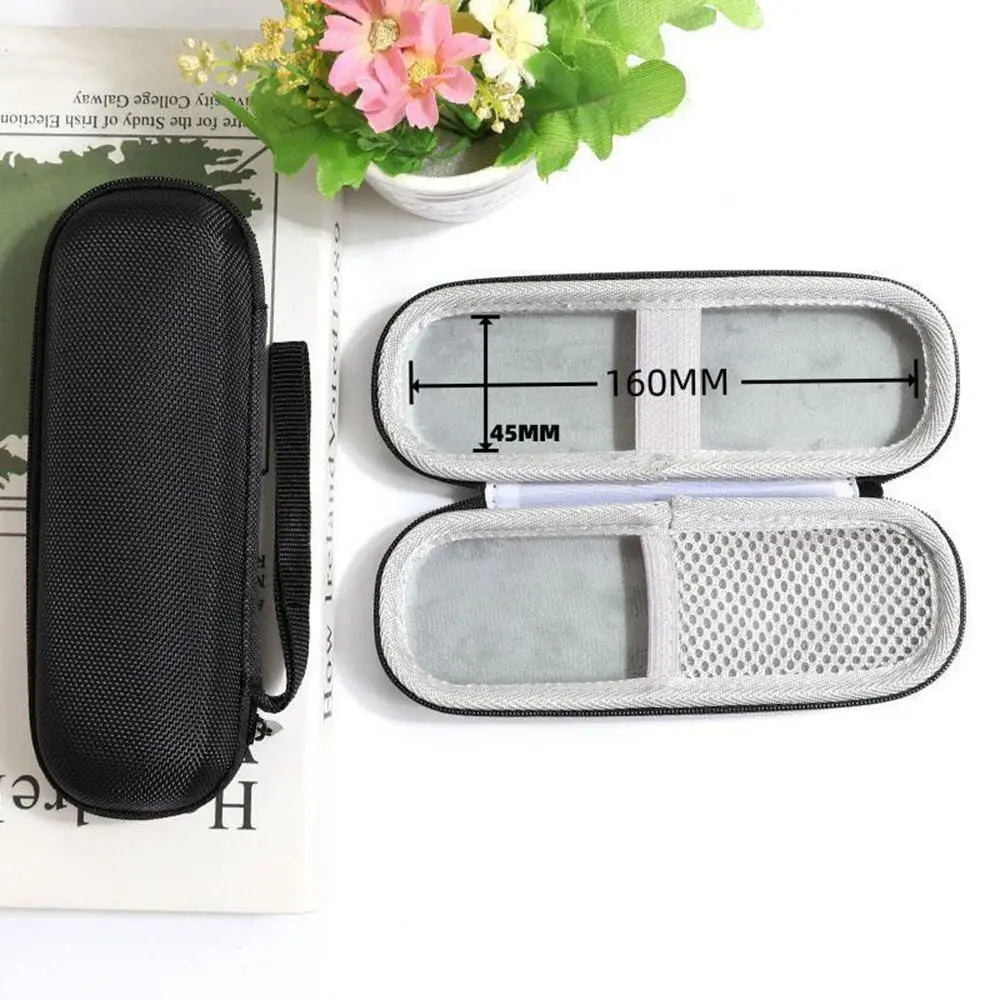 Schwarze Insulin-Kühltasche neben einer offenen hellgrauen Aufbewahrungsbox mit Netzfutter.