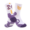 Ein Paar weiße Socken mit lila Streifen und gelben Chevron-Mustern für Basketball.