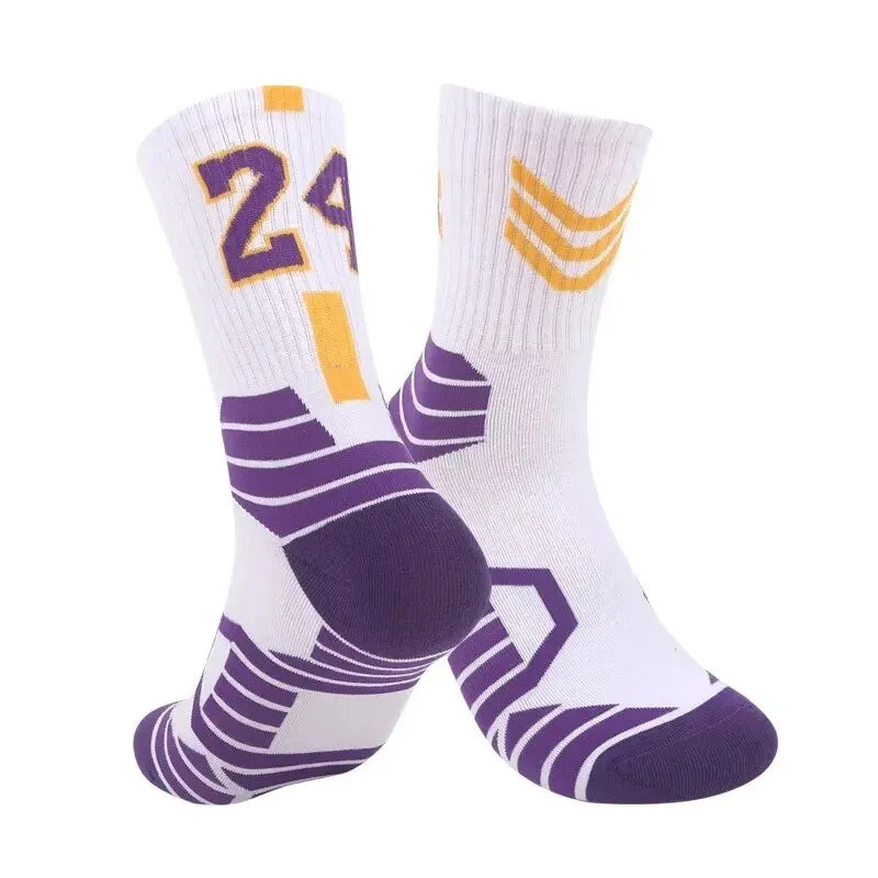 Ein Paar weiße Socken mit lila Streifen und gelben Chevron-Mustern für Basketball.