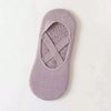 Un par de calcetines de fitness de silicona malva antideslizantes, diseñados para yoga y pilates.