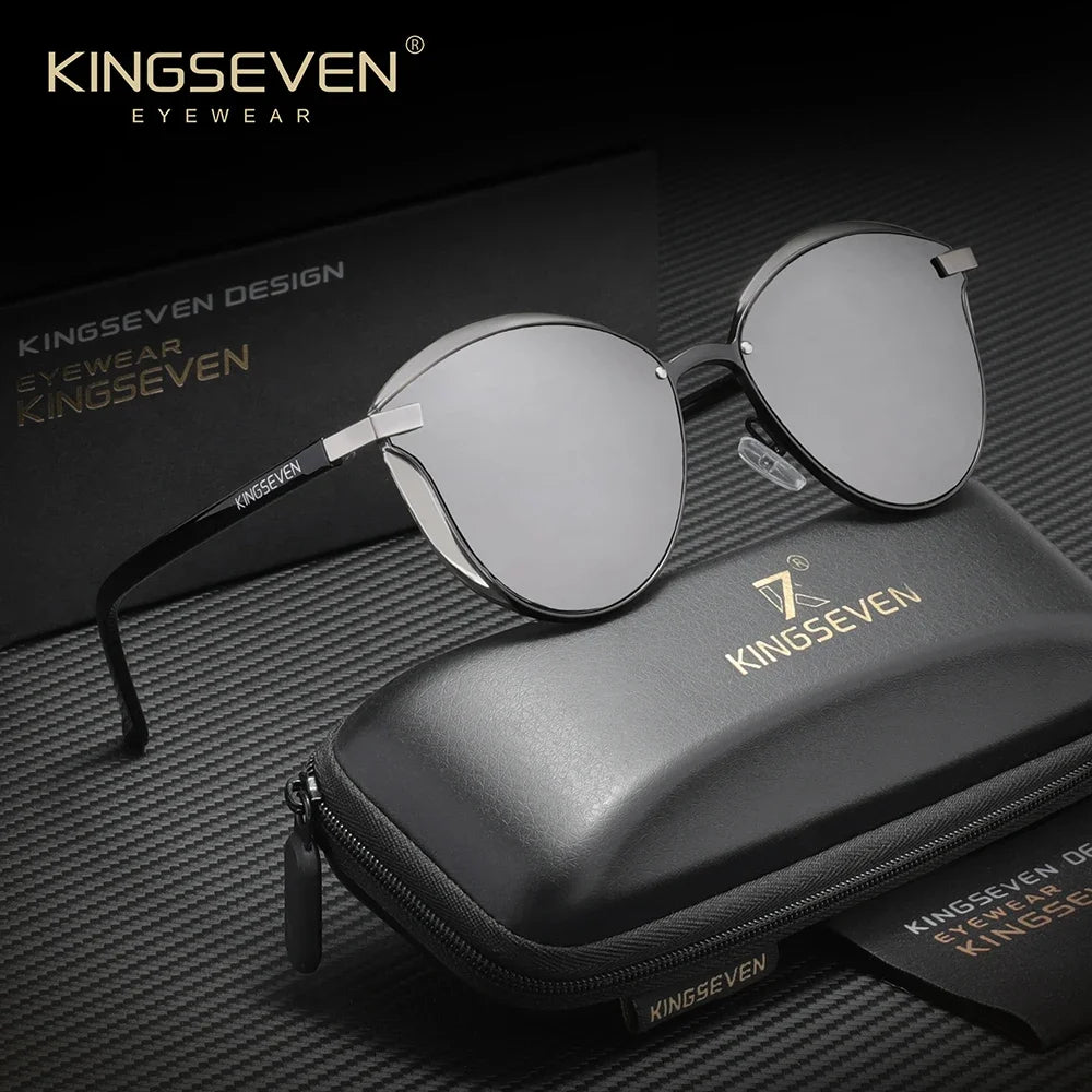 نظارة شمسية بإطار فضي موضوعة على حقيبة جلدية سوداء تحمل شعار Kingseven