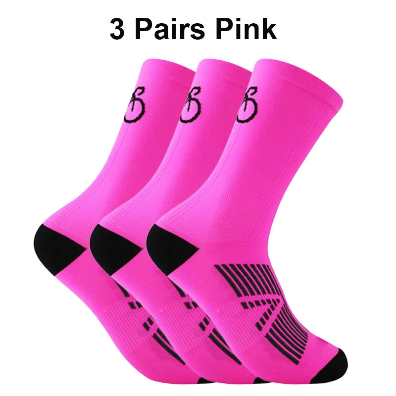 Trois paires de chaussettes de cyclisme en maille respirante rose vif.