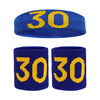 Un set de bandeaux et de bracelets de sport tricotés bleus avec le numéro 30 en fil jaune.