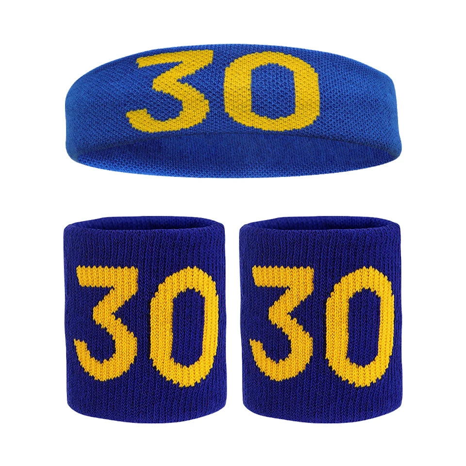 Un set de bandeaux et de bracelets de sport tricotés bleus avec le numéro 30 en fil jaune.