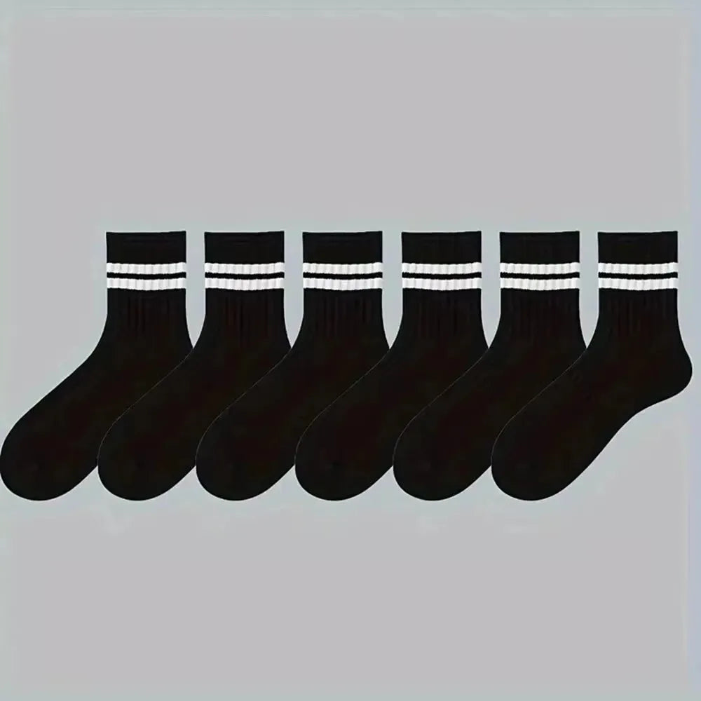 Eine Reihe von zehn schwarzen Herrenstrumpfhosen mit Streifen und atmungsaktiven Socken.