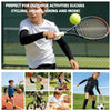 Ein Junge hält ein Tennisschläger, der die Verwendung von Kompressionsärmeln für Outdoor-Sportarten demonstriert.