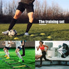 Una persona realiza un ejercicio de entrenamiento de fútbol con una vela de paracaídas en un campo verde.