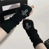 Schwarze gotische Fingerlose Armwärmer mit silbernem Kreuzdesign auf einer Hand.