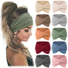 Colección de bandas para el cabello de tela beige, gris y rosa atadas en un lazo, junto a una modelo usando una banda verde.