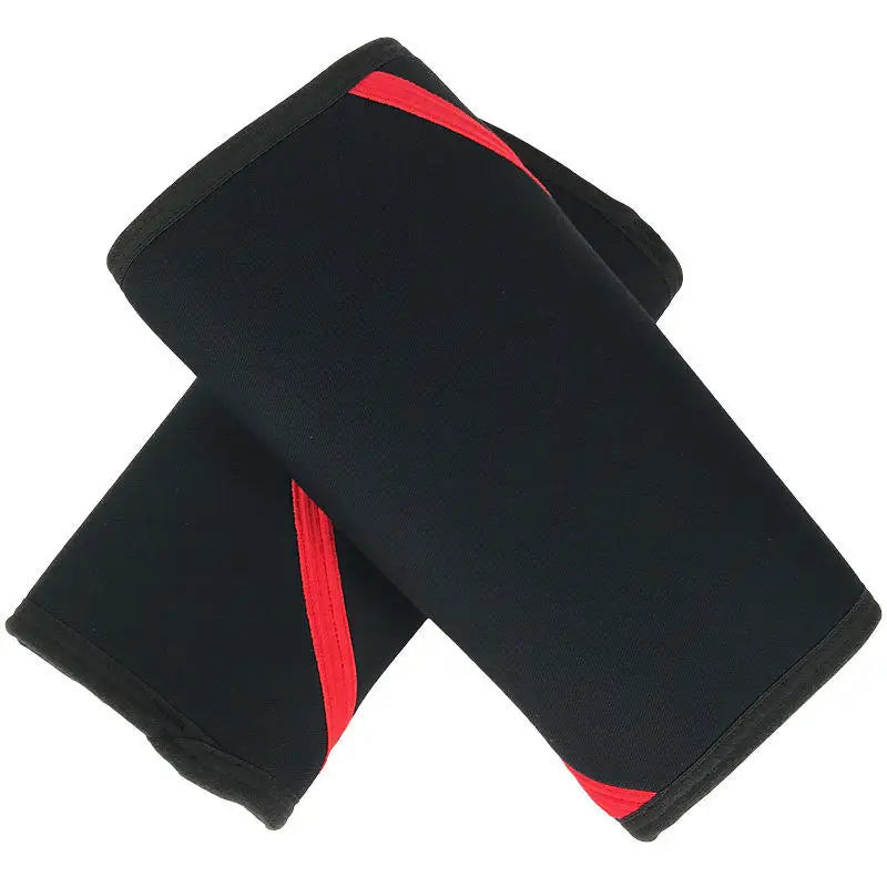 Manchettes de genou noires avec bordure rouge montrées en diagonale.