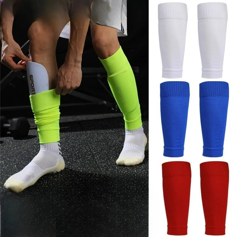 Ein Set atmungsaktiver Fußball-Wadenstrümpfe in verschiedenen Farben, darunter Limettengrün, Blau und Rot.