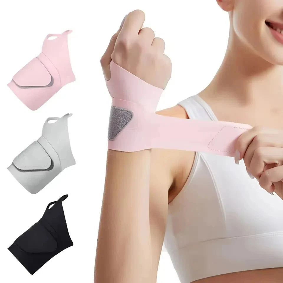 Una mujer lleva una muñequera elástica rosa y gris para deporte y recuperación.