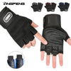 Un ensemble de gants de sport noirs, gros plan de la paume et des doigts avec des accents bleus.