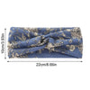 Diadema de tela elástica floral azul con un delicado estampado