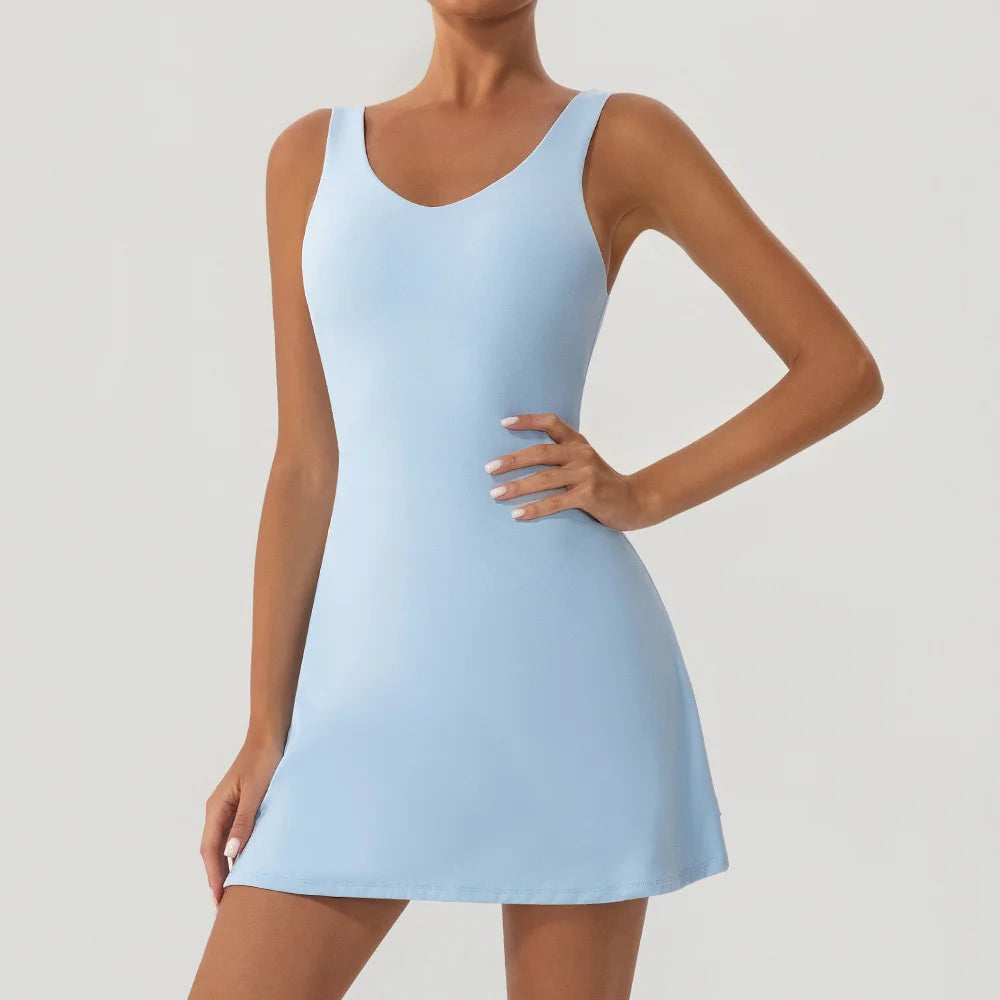 Une robe de sport bleu clair deux pièces portée par une mannequin.