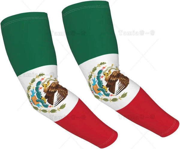 Une paire de manches de compression vert et rouge avec un motif de couronne décoratif.