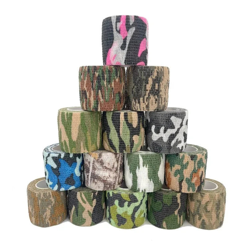 Una pila de vendas elásticas de camuflaje en varios patrones y colores.